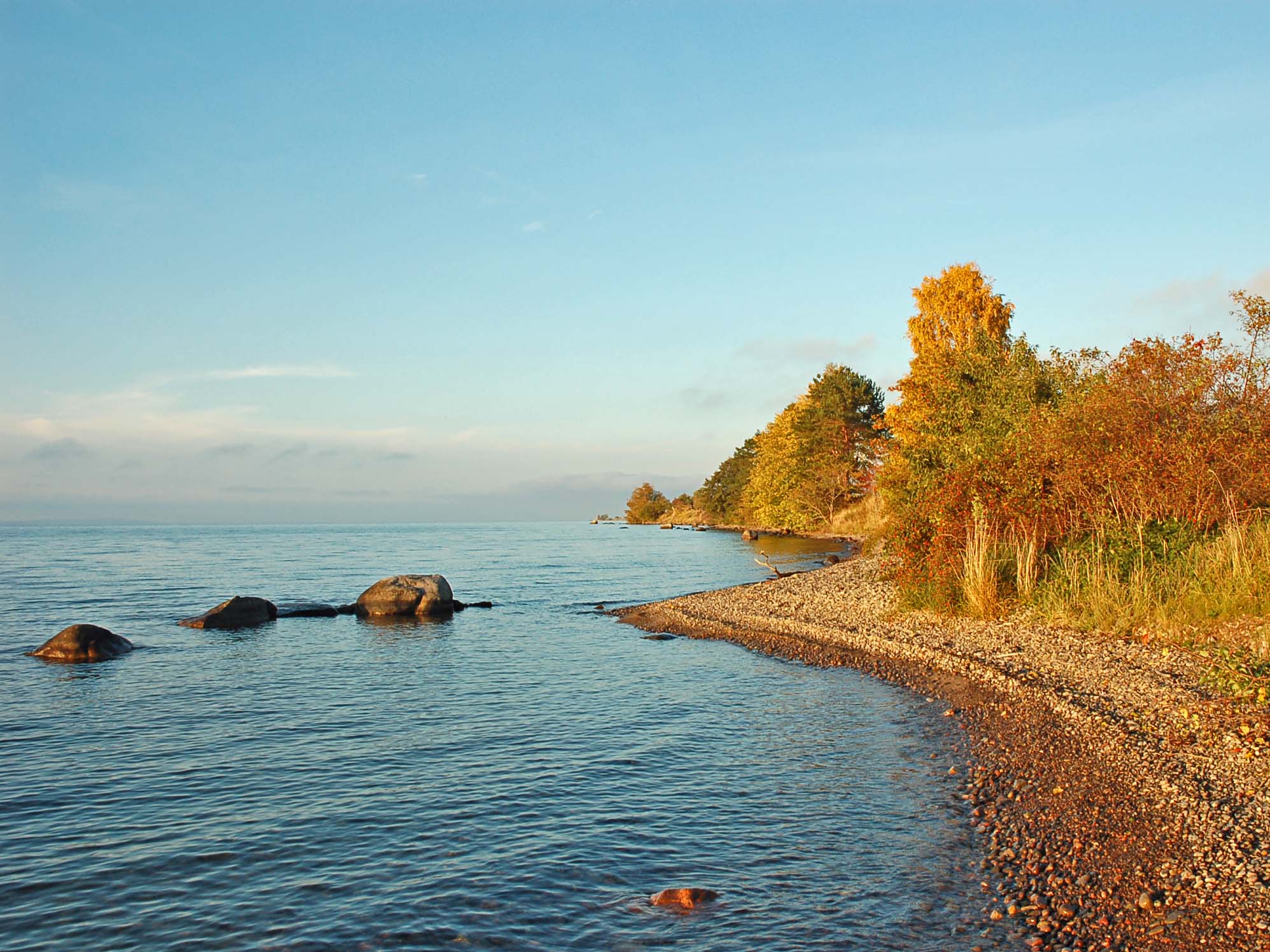 Det syns tydligt hur stenarna i vattnet formar strandlinjen
